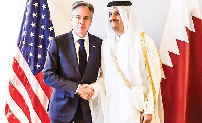 Ngoại trưởng Mỹ Blinken (trái) và người đồng cấp Qatar Jassim Al Thani.