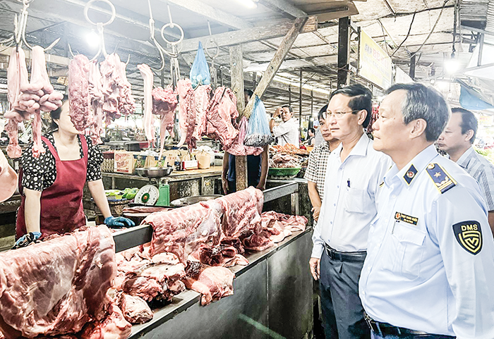 Sở Công Thương TP Cần Thơ phối hợp với Cục Quản lý thị trường TP Cần Thơ thực hiện kiểm tra hoạt động kinh doanh tại chợ Phú Thứ, quận Cái Răng. Ảnh: N.H