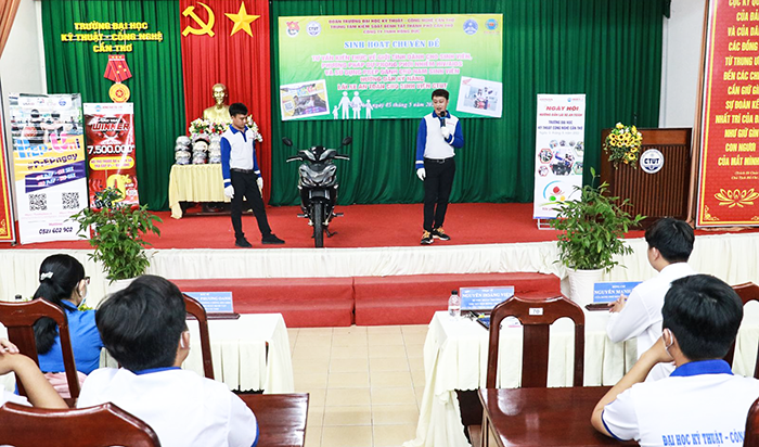 Sinh viên chung sức xây dựng xã hội an toàn giao thông Sinh viên Trường Đại học Kỹ thuật - Công nghệ Cần Thơ được tập huấn kỹ năng lái xe an toàn.