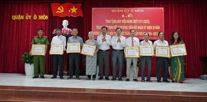 70 quần chúng ưu tú được trao quyết định kết nạp vào Đảng