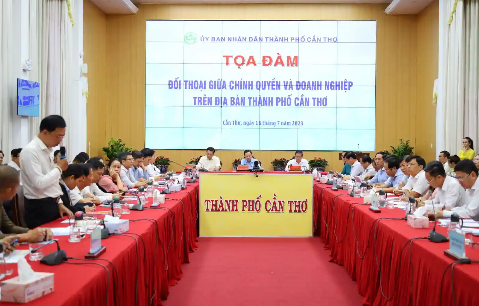 Tọa đàm đối thoại giữa chính quyền và doanh nghiệp trên địa bàn TP Cần Thơ năm 2023.