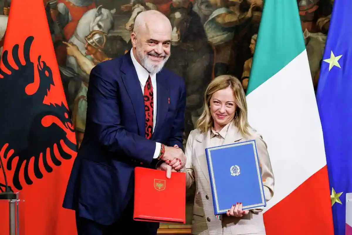 Thủ tướng Ý Meloni (phải) trao đổi văn kiện thỏa thuận nhập cư với người đồng cấp Albania Rama hôm 6-11. Ảnh: CNN