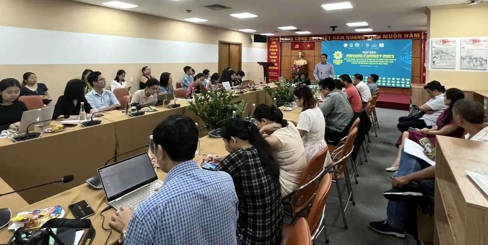 Quang cảnh cuộc họp báo.
