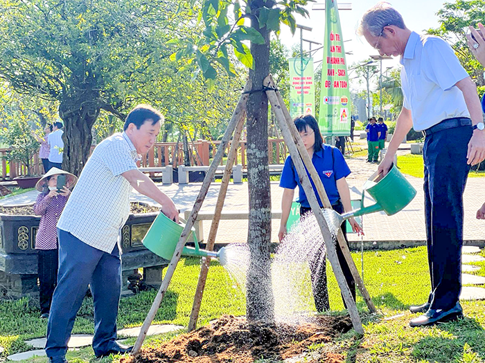 Lãnh đạo quận Ninh Kiều và Sở Tài nguyên và Môi trường TP Cần Thơ tham gia trồng cây xanh BVMT, tạo cảnh quan đô thị.