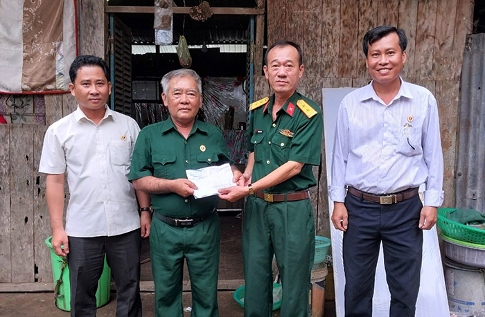 Đại diện Ban tổ chức Tết Quân Dân huyện Cờ Đỏ năm 2024 trao tiền hỗ trợ xây dựng nhà Nghĩa tình đồng đội cho cựu chiến binh Phan Hoàng Em ở xã Đông Hiệp.