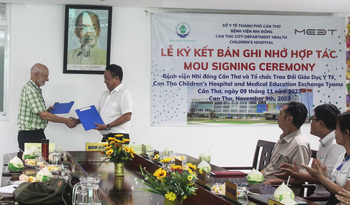 Giám đốc Bệnh viện Nhi đồng TP Cần Thơ Trần Văn Dễ trao bản ký kết với đại diện Tổ chức MEET.