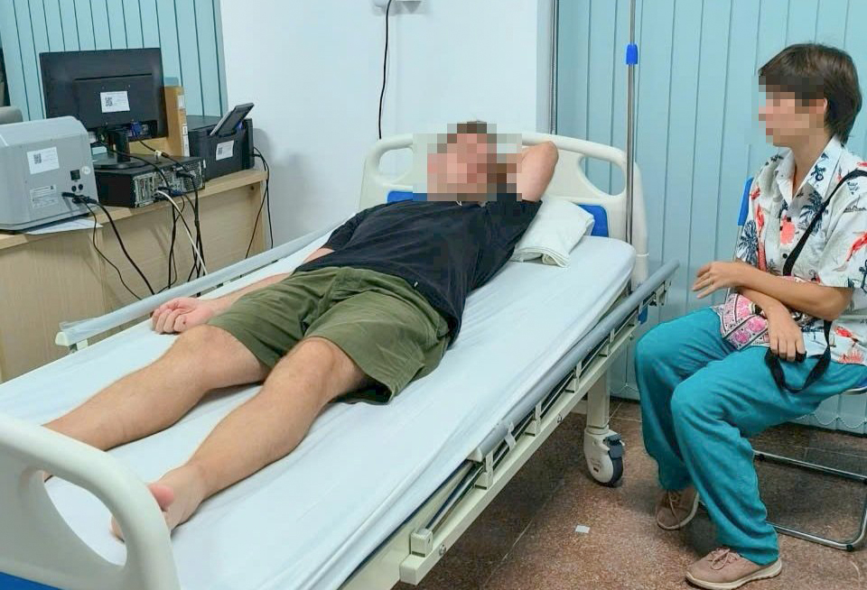Du khách Nga đang được theo dõi sau khi tiêm huyết thanh.