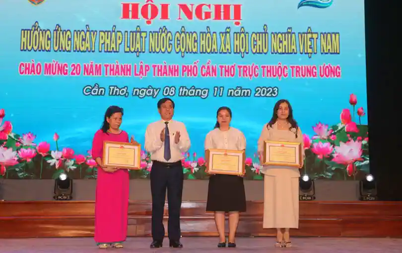 Ông Nguyễn Ngọc Hè trao khen thưởng cho các tập thể, cá nhân đạt giải Nhất cuộc thi trực tuyến “Tìm hiểu pháp luật về phòng, chống tham nhũng”. Ảnh: T.N