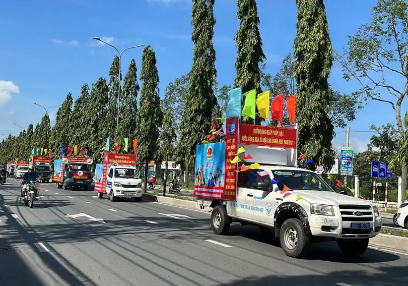 Xe diễu hành hưởng ứng Ngày Pháp luật Việt Nam năm 2023, gắn với các hoạt động chào mừng 20 năm TP Cần Thơ trực thuộc Trung ương. Ảnh: S.H