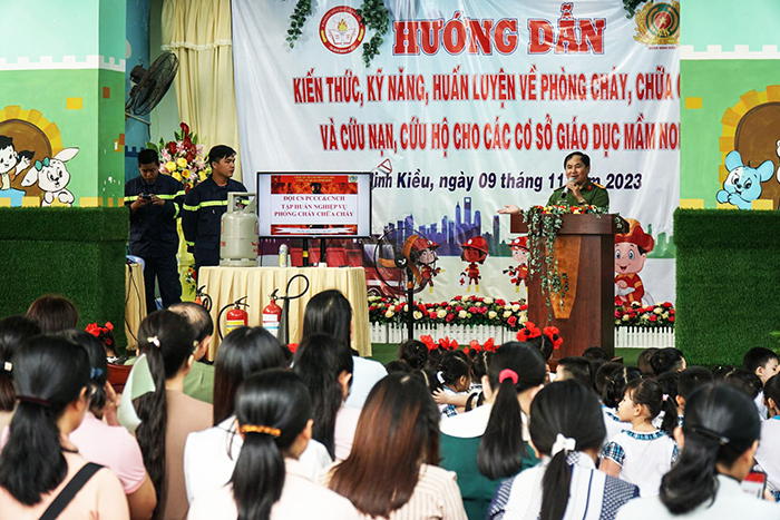 Đại diện Đội Cảnh sát PCCC&CNCH hướng dẫn cách phòng tránh nguồn lửa, nguồn nhiệt và một số sự cố có thể gây cháy, nổ.