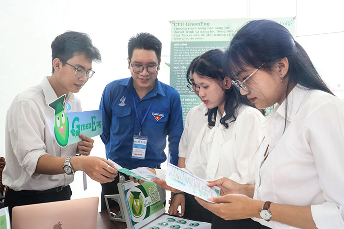 Cán bộ, đoàn viên tham quan, tìm hiểu về các sản phẩm, ý tưởng về BĐKH của thanh niên tại Diễn đàn “Thanh niên với BĐKH và chuyển đổi số”.