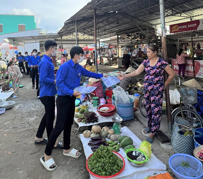 ĐVTN Trường Cao đẳng Cơ điện và Nông nghiệp Nam Bộ tham gia tuyên truyền, hướng dẫn người dân cài đặt ứng dụng VNeID.