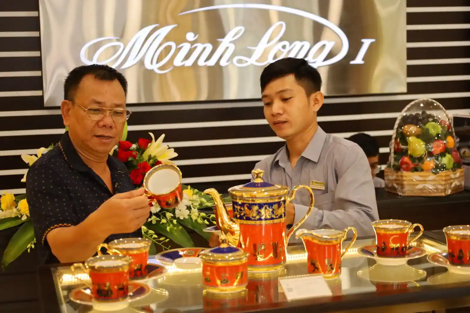 Minh Long khai trương showroom Cần Thơ Khách hàng chọn mua sản phẩm tại showroom Minh Long Cần Thơ