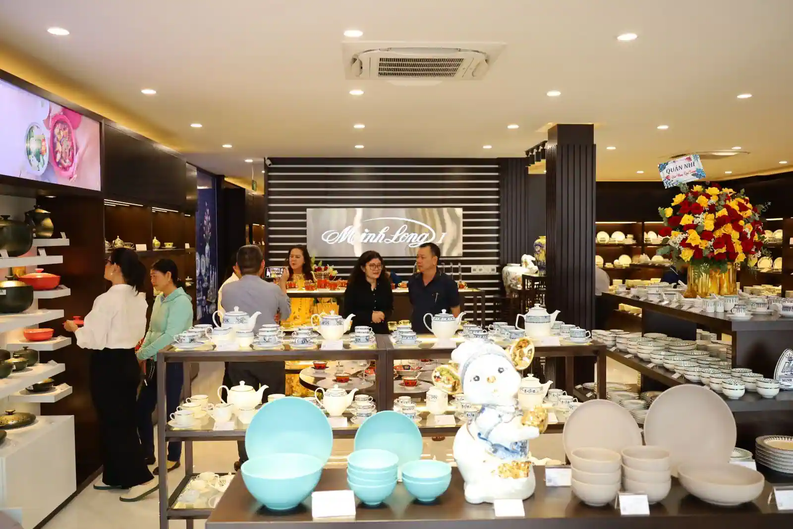 Minh Long khai trương showroom Cần Thơ Quang cảnh showroom Minh Long Cần Thơ