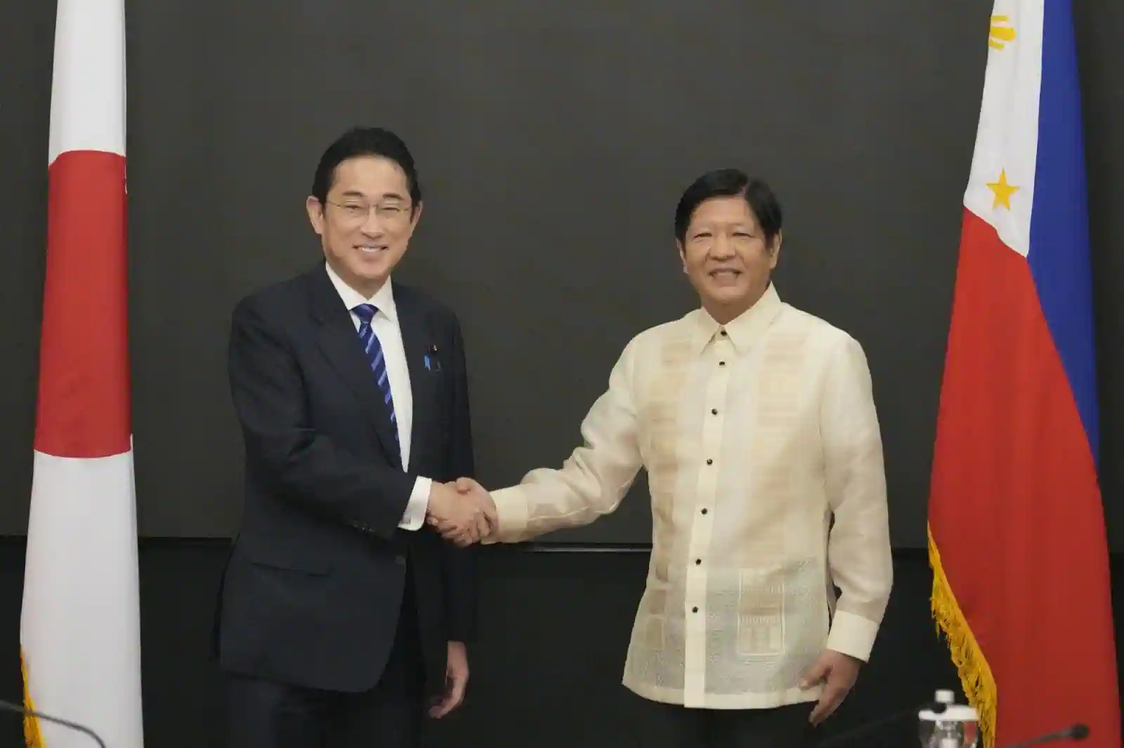 Philippines tăng tốc hiện đại hóa quân đội Thủ tướng Nhật Kishida (trái) và Tổng thống Philippines Marcos. Ảnh: Bloomberg