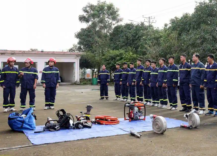 Lãnh đạo Công an TP Cần Thơ kiểm tra học viên thao tác thực tế một số thiết bị nghiệp vụ chữa cháy. Ảnh: Công an TP Cần Thơ