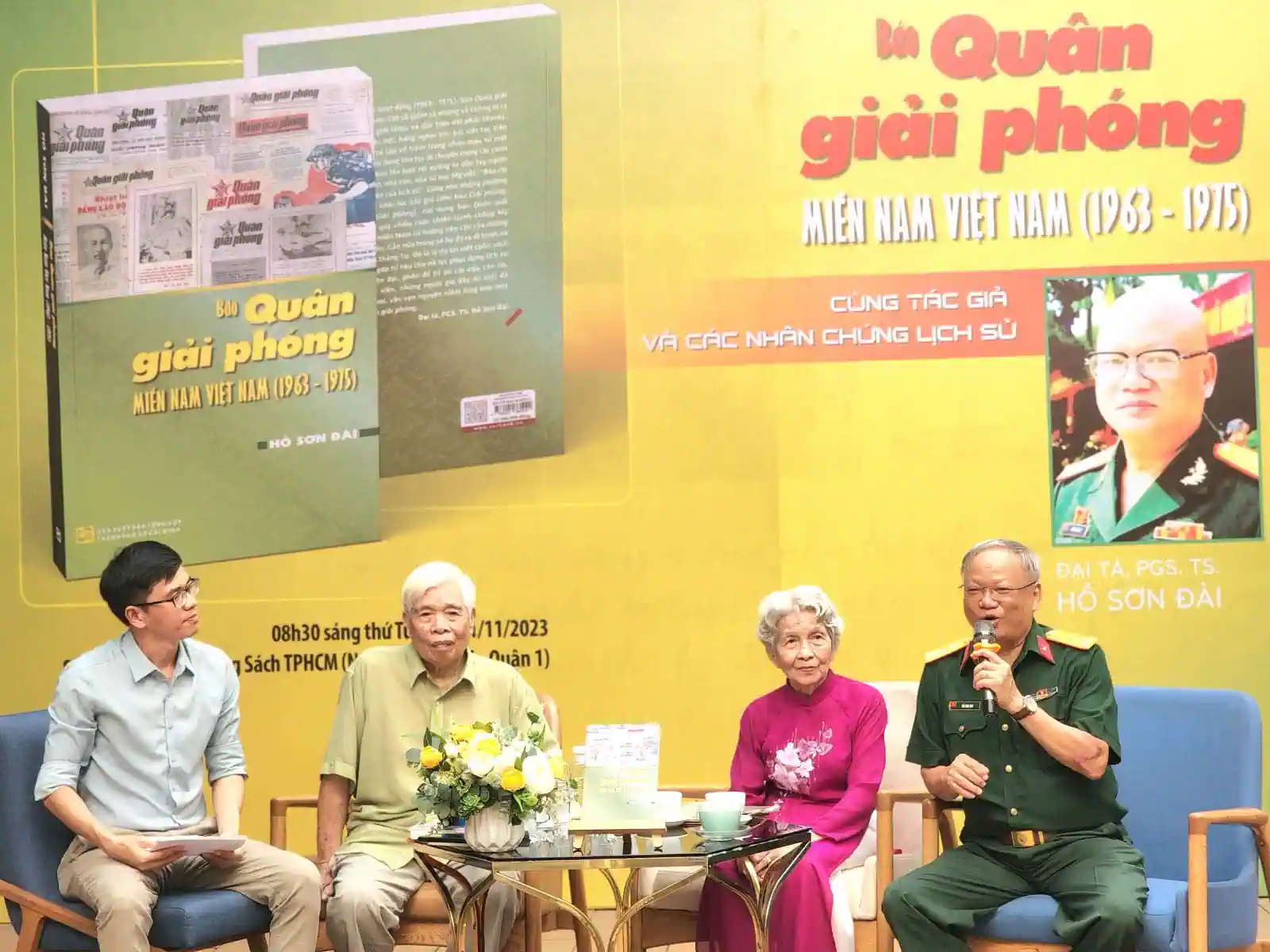Đại tá, PGS.TS Hồ Sơn Đài (bìa phải) giao lưu trong buổi ra mắt sách tại Đường Sách TP Hồ Chí Minh.