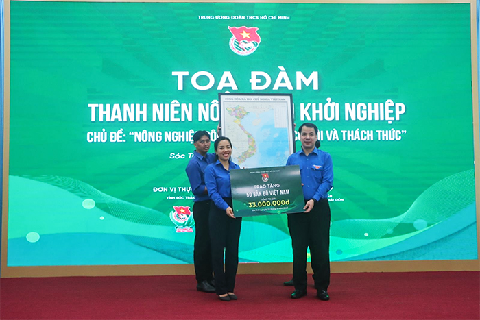  Anh Ngô Văn Cương, Bí thư Trung ương Đoàn, trao 50 bản đồ Việt Nam cho Tỉnh đoàn Sóc Trăng.