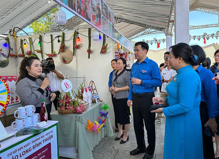Đại biểu tham quan gian hàng tại triễn lãm.