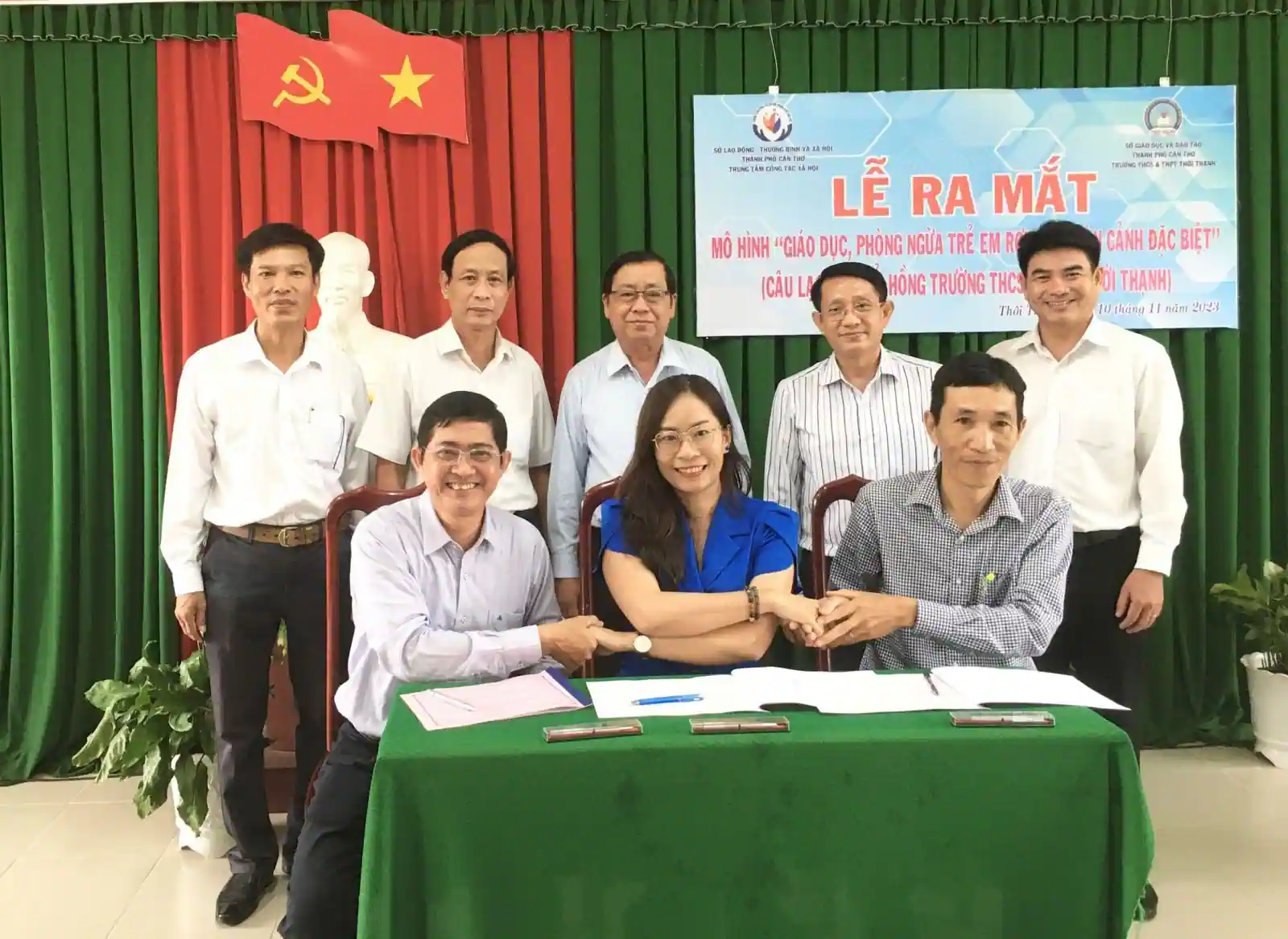Đại diện lãnh đạo UBND xã, Trung tâm CTXH thành phố và nhà trường ký kết hợp đồng trách nhiệm.  