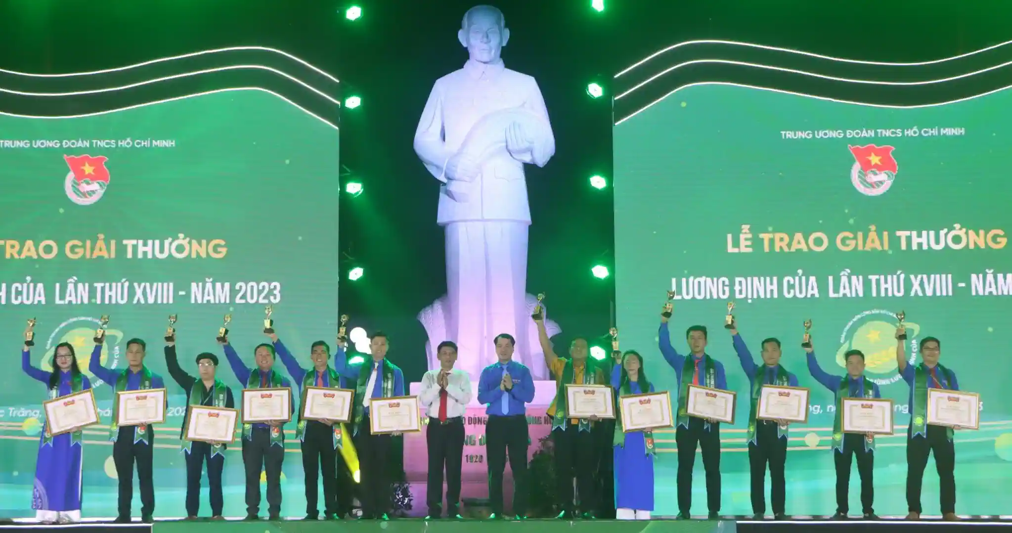 Ban Tổ chức trao giải thưởng Lương Định Của cho thanh niên nông thôn tiêu biểu.
