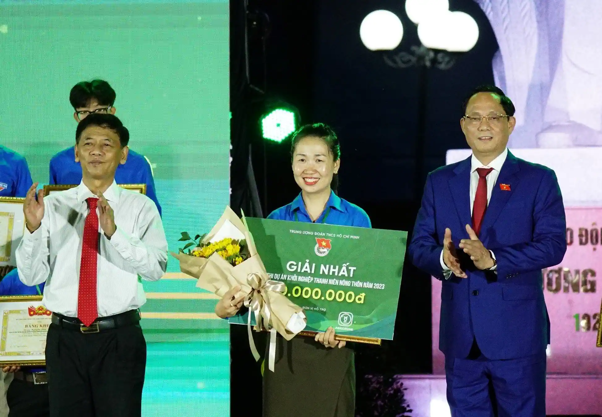 Thượng tướng Trần Quang Phương, Phó Chủ tịch Quốc hội (bên phải) và ông Lâm Văn Mẫn, Bí thư Tỉnh ủy Sóc Trăng, trao giải nhất cuộc thi Dự án khởi nghiệp thanh niên nông thôn năm 2023 cho Trần Thị Dịu, tỉnh Đắk Nông.