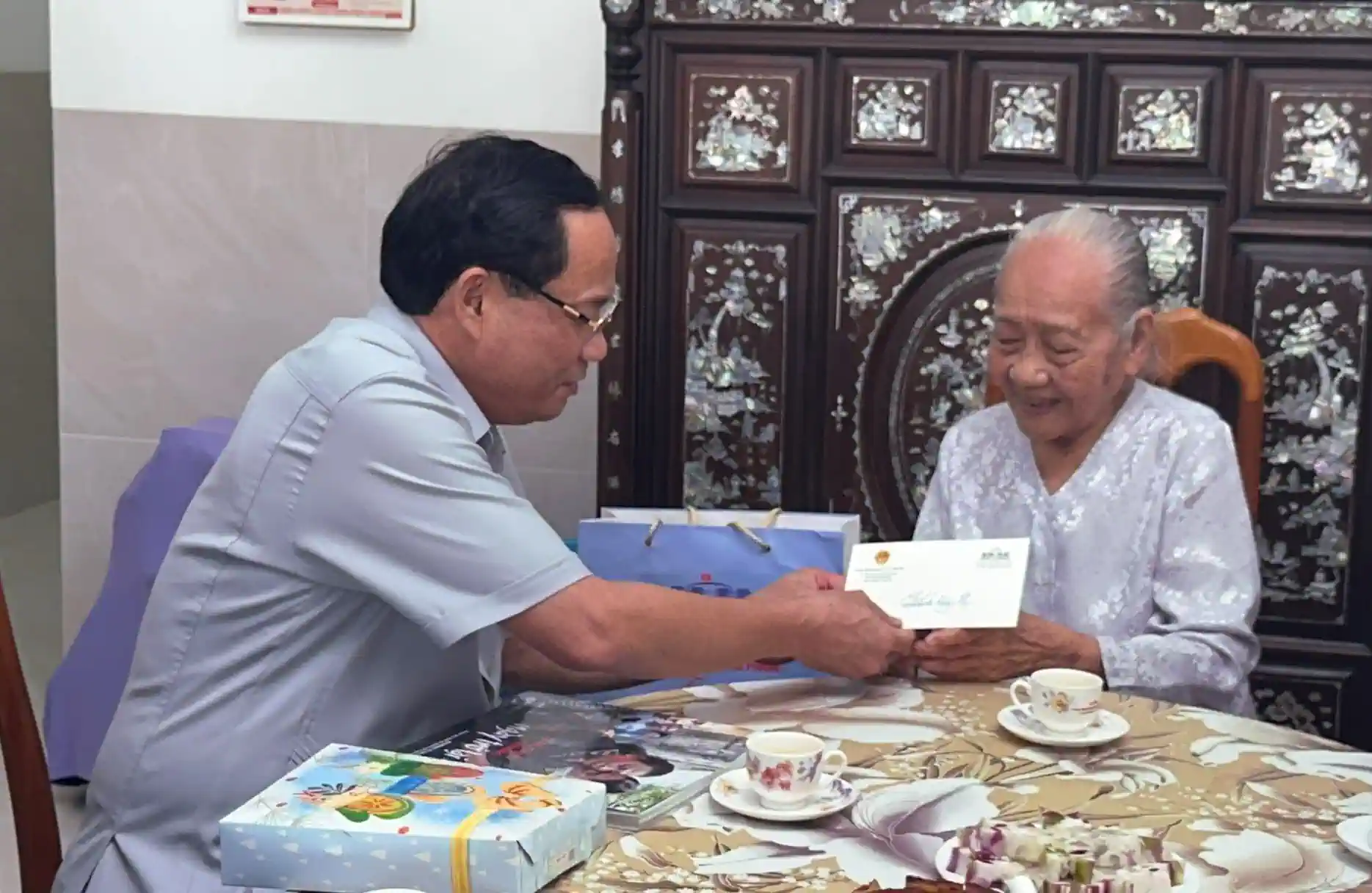 Thượng tướng Trần Quang Phương, Phó Chủ tịch Quốc hội, thăm Mẹ Việt Nam Anh hùng Trương Thị Đặng. 