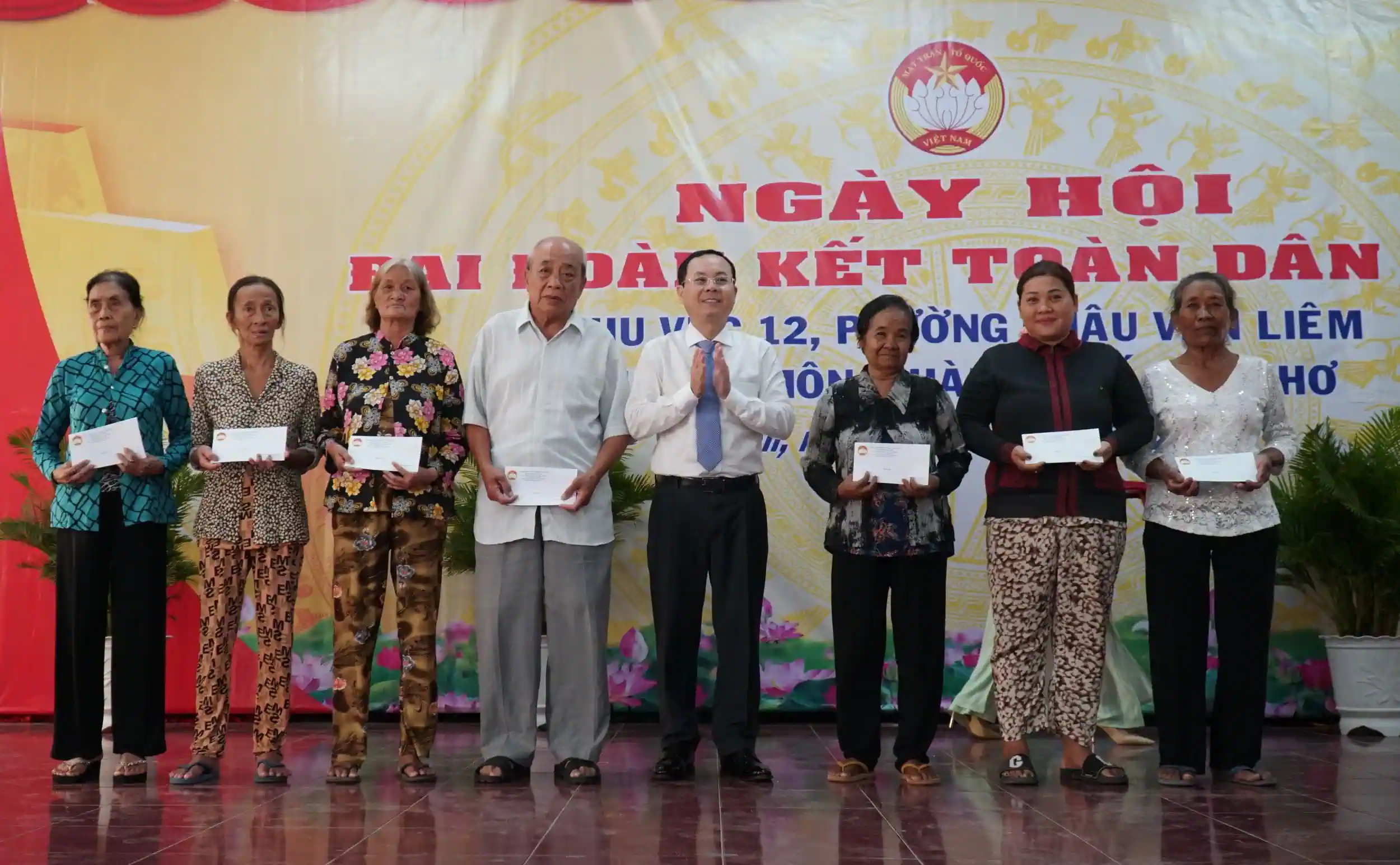 Đồng chí Nguyễn Văn Hiếu, Ủy viên dự khuyết Ban Chấp hành Trung ương Đảng, Bí thư Thành ủy Cần Thơ tặng quà các gia đình. Ảnh: ANH DŨNG