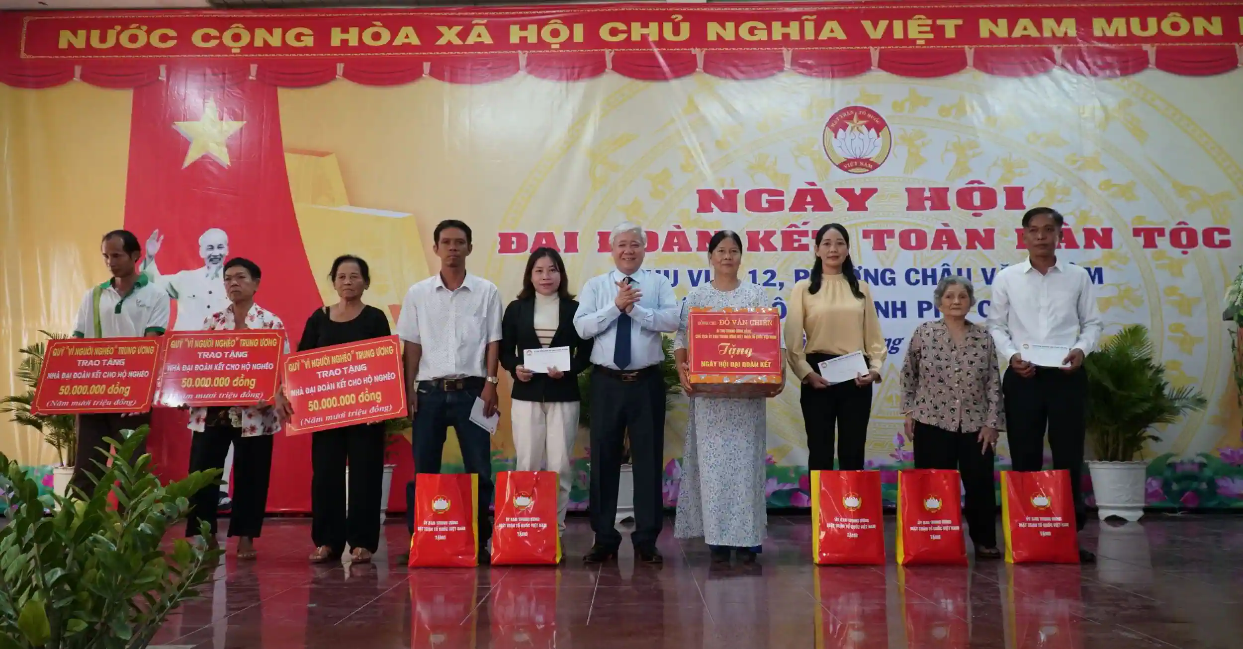 Đồng chí Đỗ Văn Chiến, Bí thư Trung ương Đảng, Chủ tịch Ủy ban Trung ương MTTQVN tặng quà các gia đình. Ảnh: ANH DŨNG