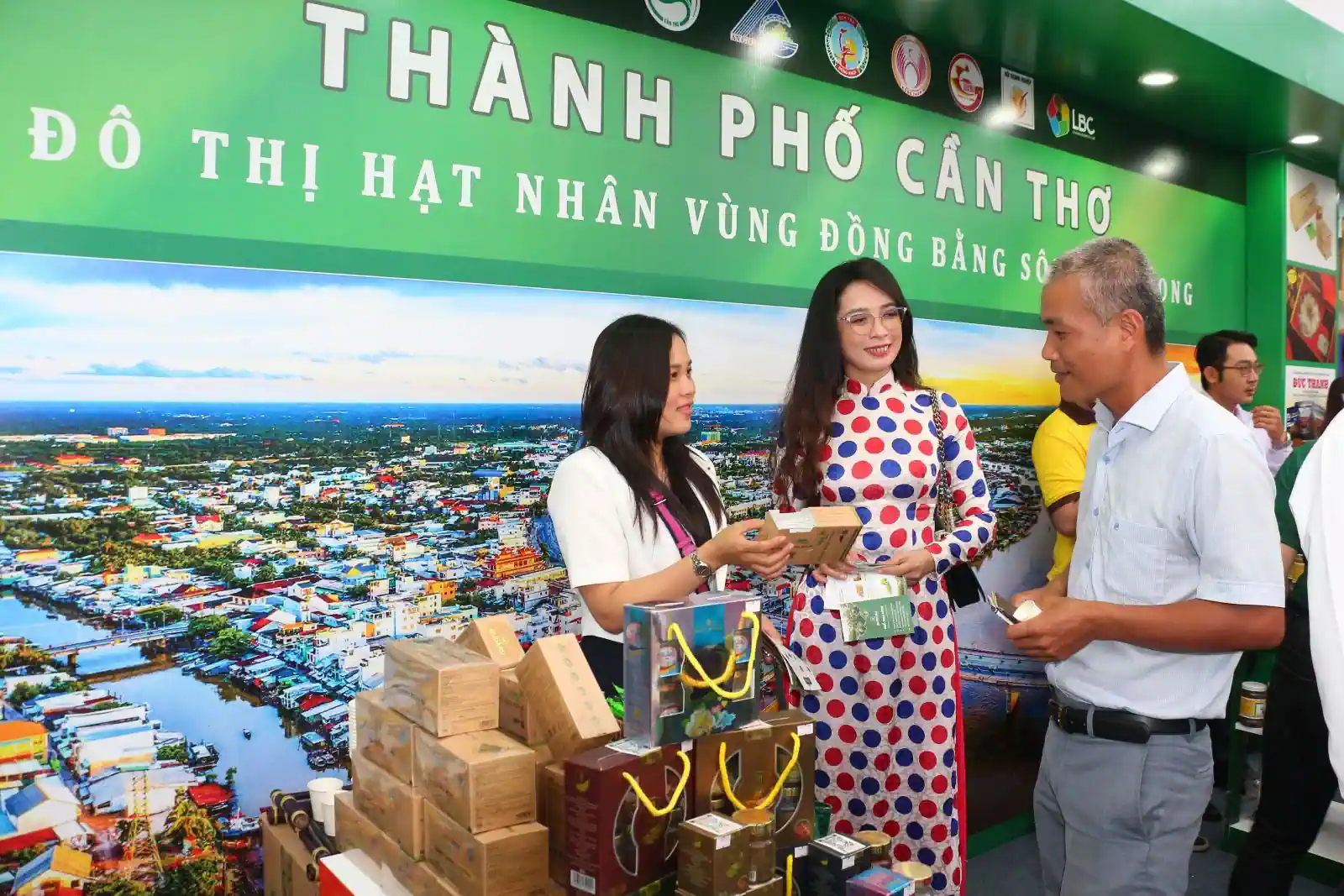 Khu triển  lãm sản phẩm đặc trưng của TP Cần Thơ tại Diễn đàn Mekong Connect 2022 tổ chức tại TP Cần Thơ.  