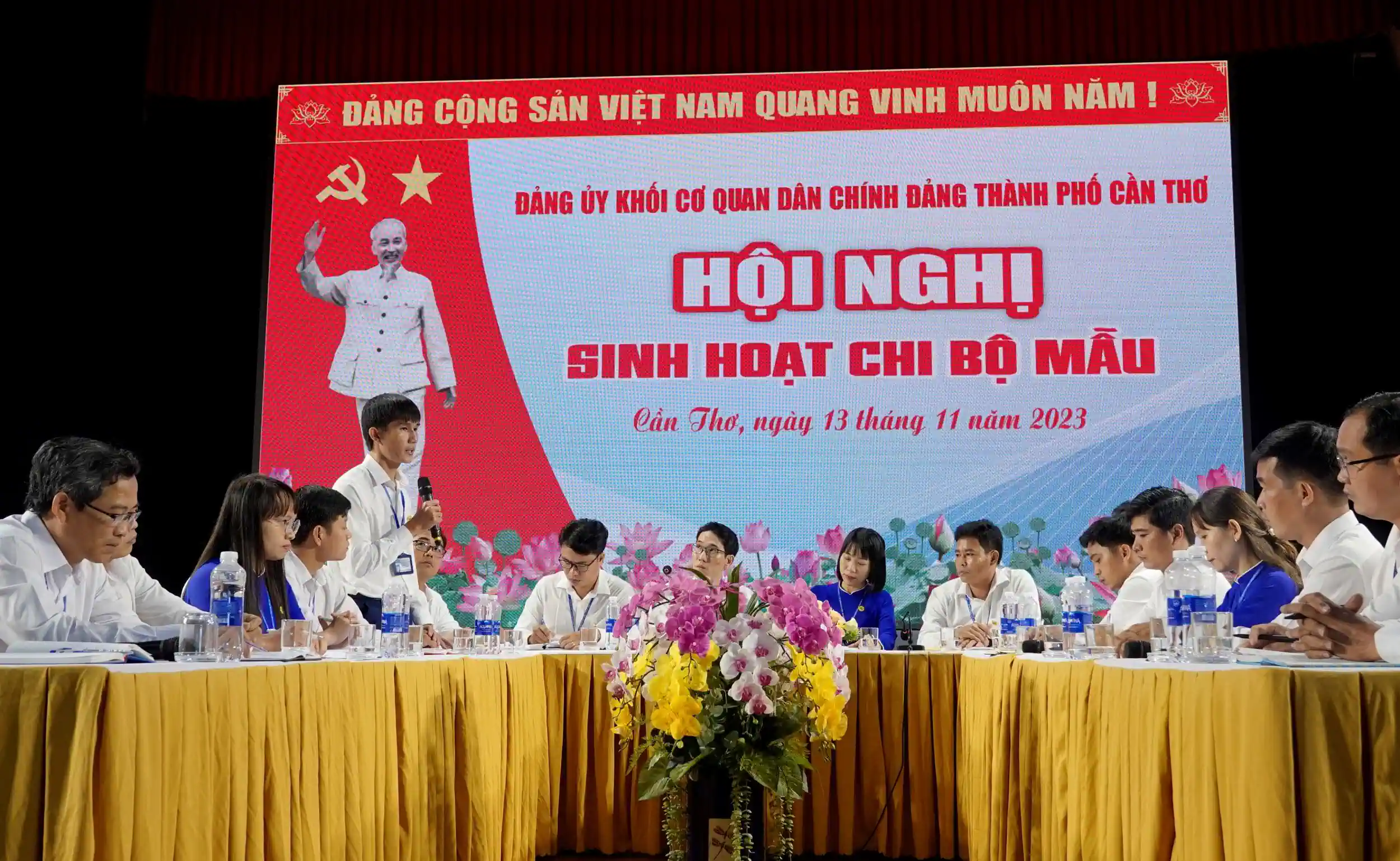 Đảng viên đóng góp ý kiến trong sinh hoạt chi bộ. 