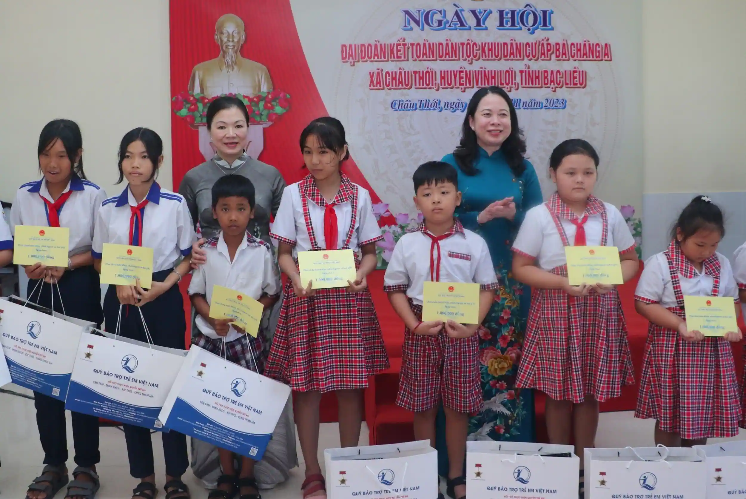 Phó Chủ tịch nước Võ Thị Ánh Xuân trao quà cho học sinh có hoàn cảnh khó khăn học giỏi.