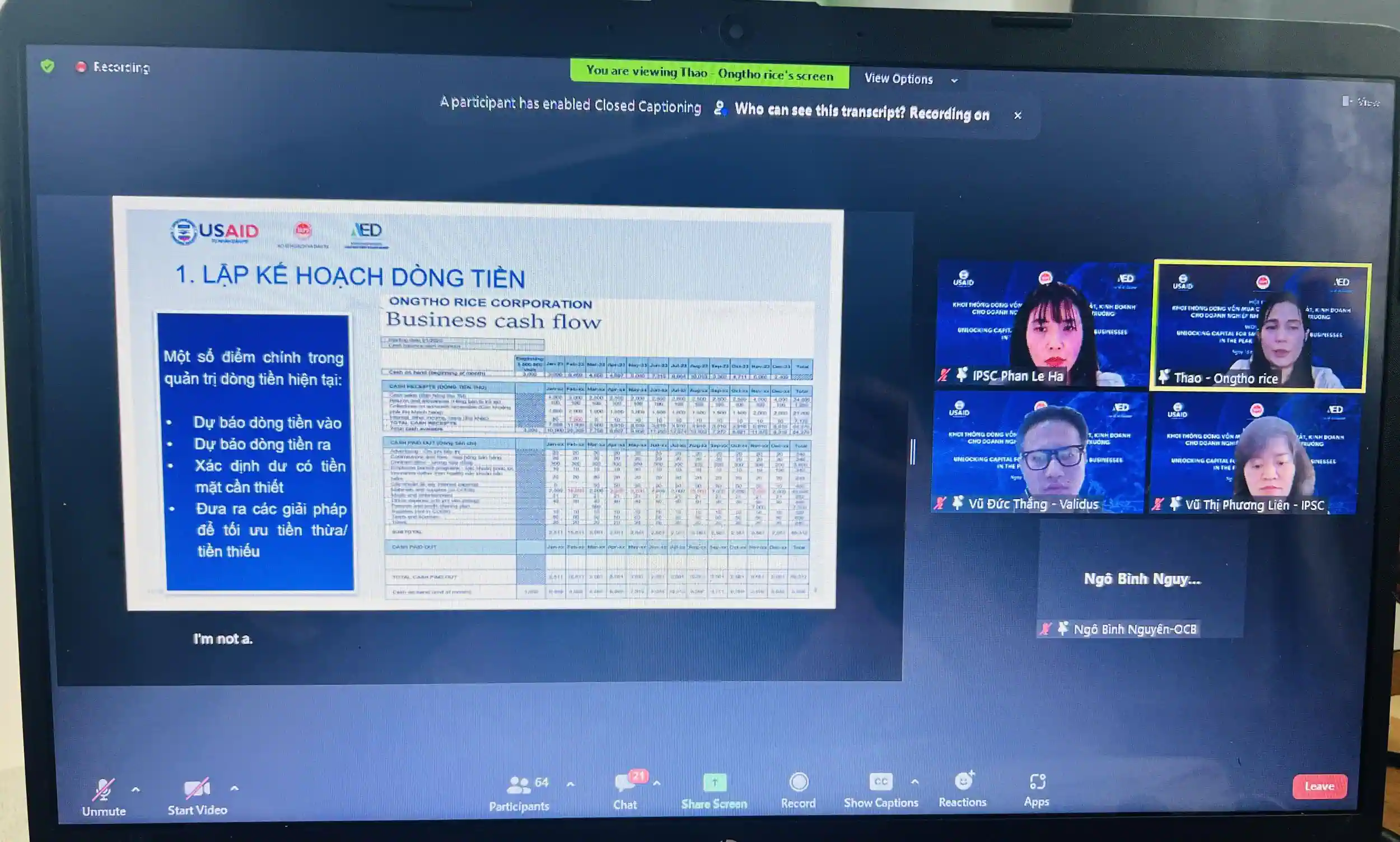 Các diễn giả trình bày về cách thức quản trị dòng tiền trong doanh nghiệp tại hội thảo.