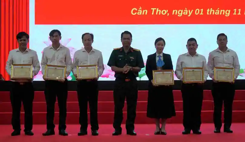 Thượng tá Huỳnh Văn Hung, Chỉ huy trưởng Bộ CHQS TP Cần Thơ tặng Giấy khen của Bộ CHQS thành phố cho các tập thể, cá nhân có thành tích tiêu biểu trong thực hiện Quy chế phối hợp số 628.