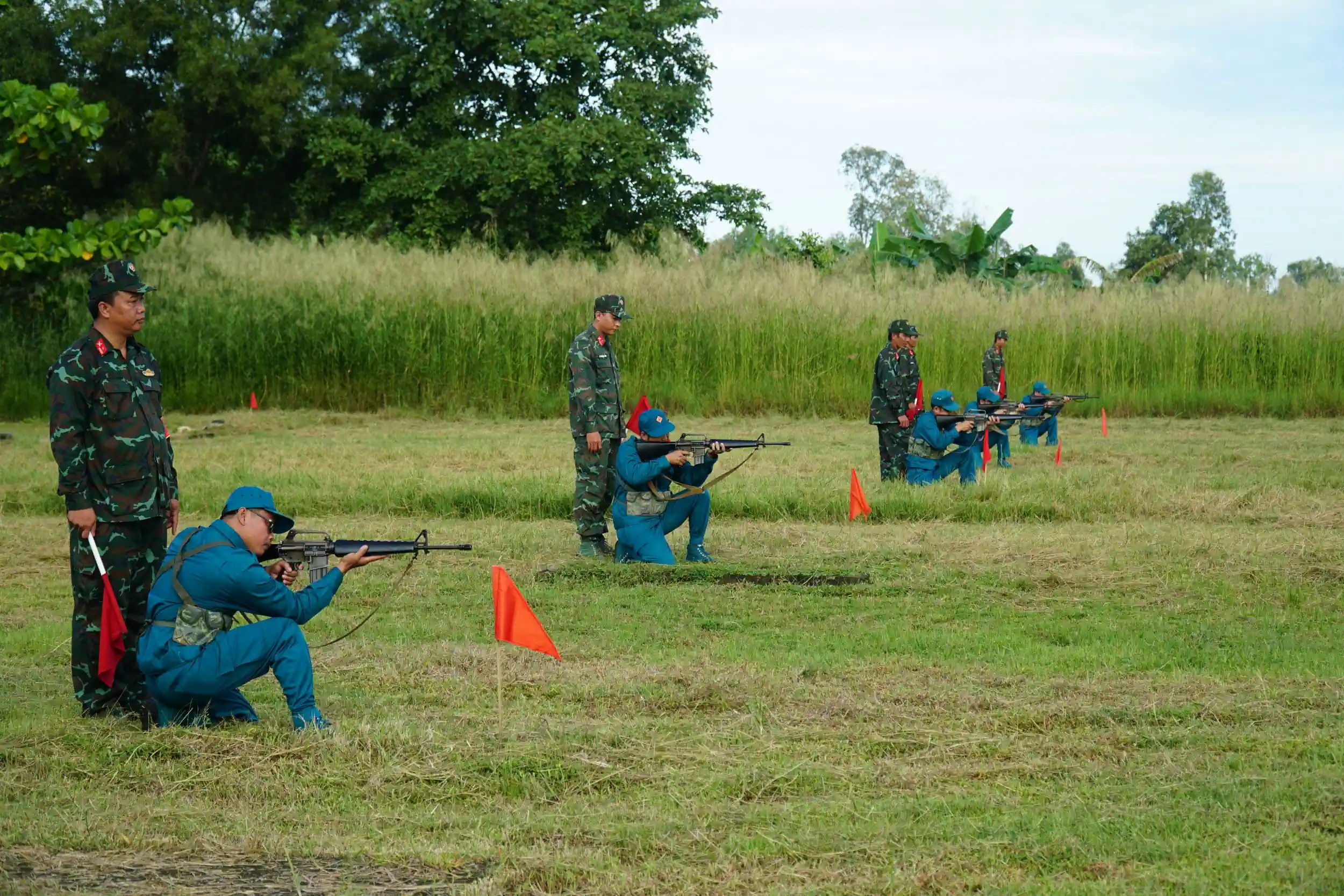 Tự vệ cơ quan của Ban CHQS Bệnh viện Đa khoa Hòa Hảo - Medic Cần Thơ kiểm tra bắn đạn thật.
