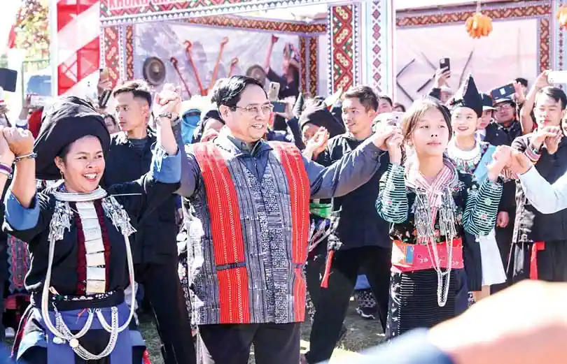 Thủ tướng Phạm Minh Chính cùng nhảy điệu xòe với đồng bào các dân tộc huyện Sìn Hồ, tỉnh Lai Châu. Ảnh: Dương Giang-TTXVN