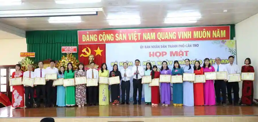 Trong buổi họp mặt kỷ niệm Ngày Nhà giáo Việt Nam do Sở Giáo dục và Đào tạo TP Cần Thơ tổ chức, nhiều tập thể, cá nhân được vinh danh vì có nhiều thành tích đóng góp trong sự nghiệp giáo dục. Trong ảnh: Đồng chí Nguyễn Văn Hiếu (thứ 11, từ trái qua), Ủy viên dự khuyết Ban Chấp hành Trung ương Đảng, Bí thư Thành ủy Cần Thơ và đồng chí Nguyễn Thực Hiện, Phó Chủ tịch UBND TP Cần Thơ, trao Bằng khen của Chủ tịch UBND thành phố đến 20 nhà giáo tiêu biểu giai đoạn 2004-2024. 