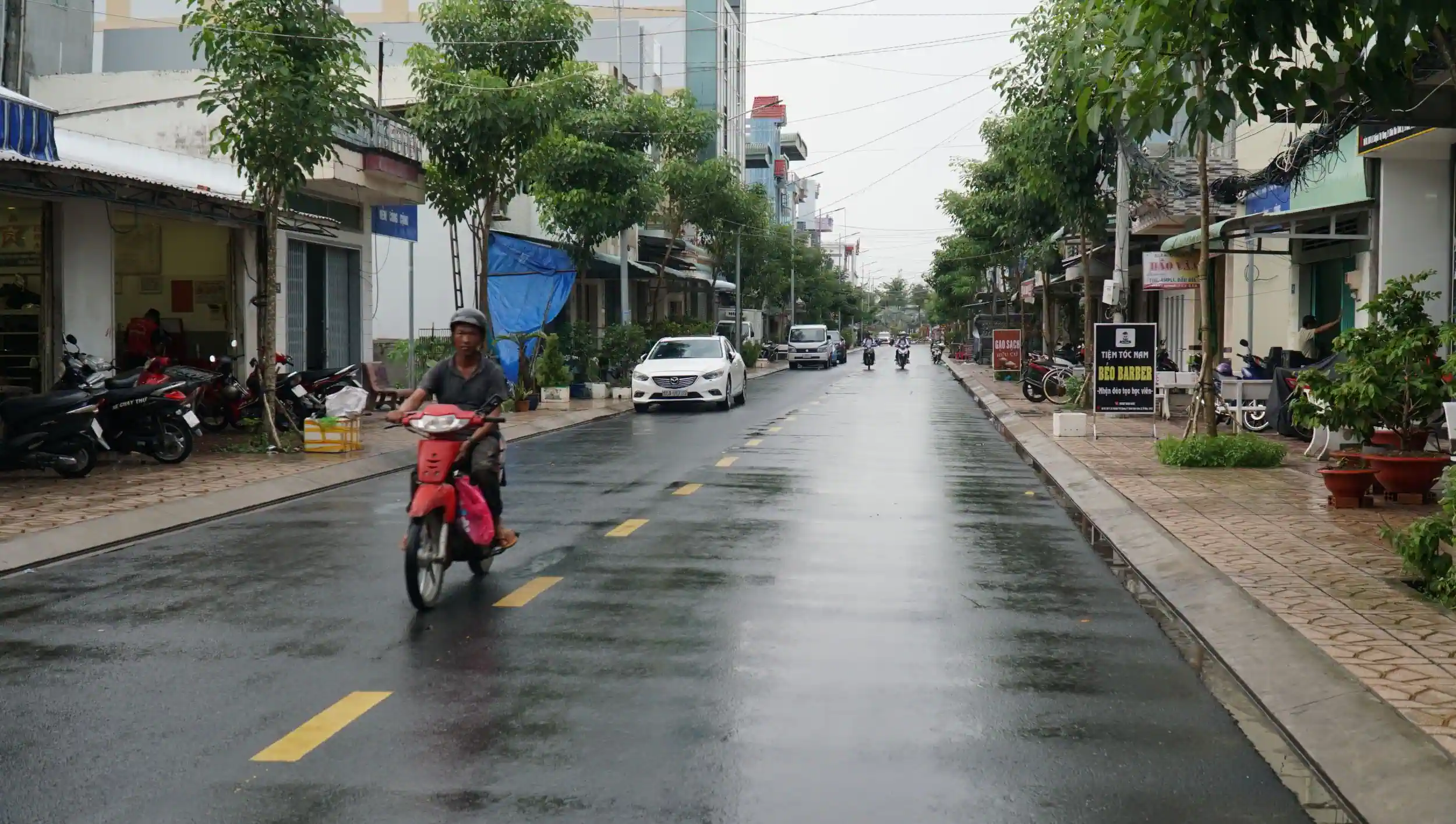 Ban Giám sát đầu tư cộng đồng các phường tổ chức giám sát chặt chẽ nên các công trình xây dựng không xảy ra tiêu cực, tham nhũng. Trong ảnh: Đường Huỳnh Thị Giang - Nguyễn Trãi vừa được nâng cấp, thảm nhựa sạch đẹp. 