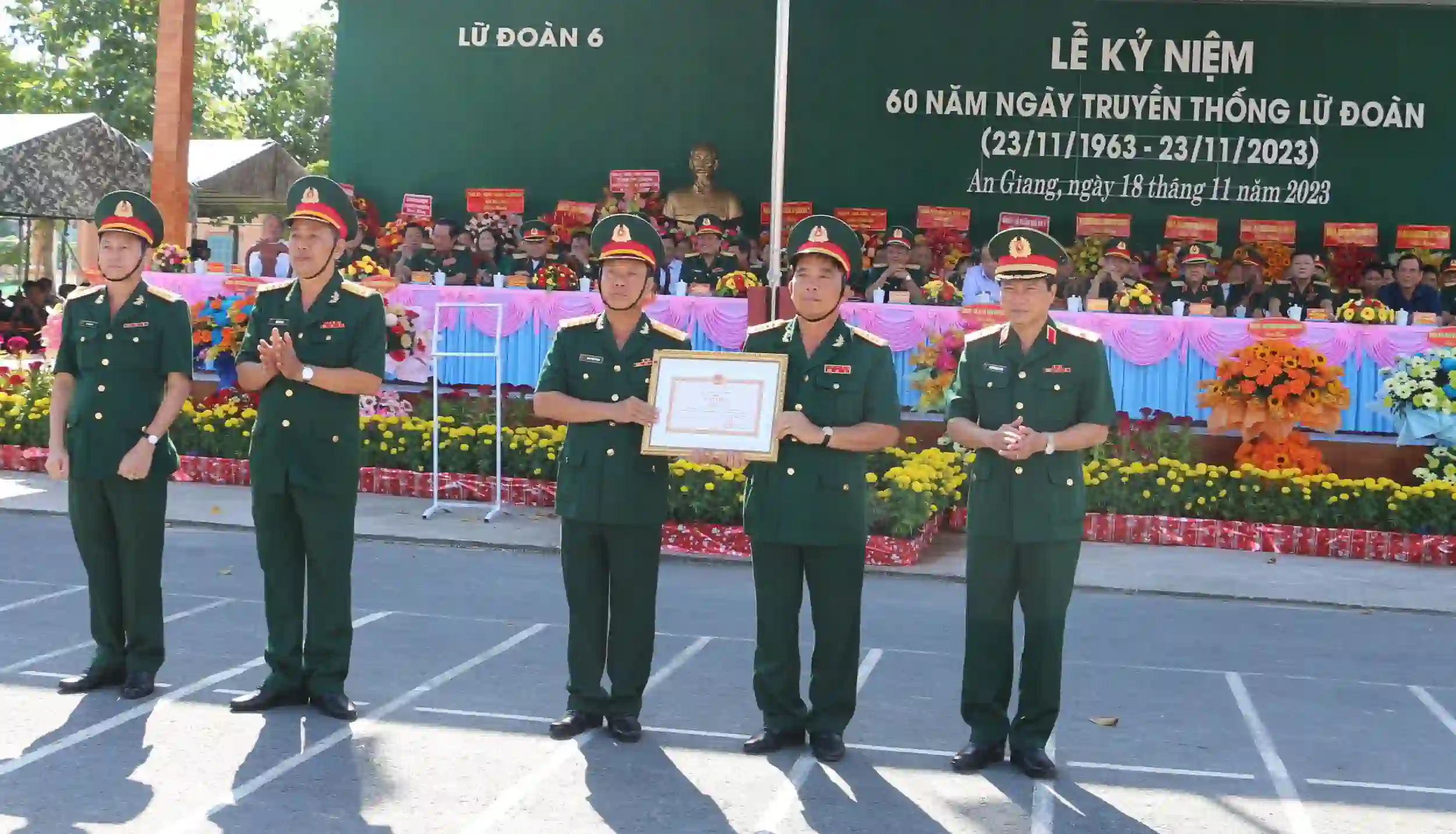 Thừa ủy quyền của Bộ trưởng Bộ Quốc Phòng, Thiếu tướng Nguyễn Minh Triều (bìa phải) trao Bằng khen của Bộ trưởng Bộ Quốc Phòng cho cán bộ, chiến sĩ Lữ đoàn Pháo binh 6.