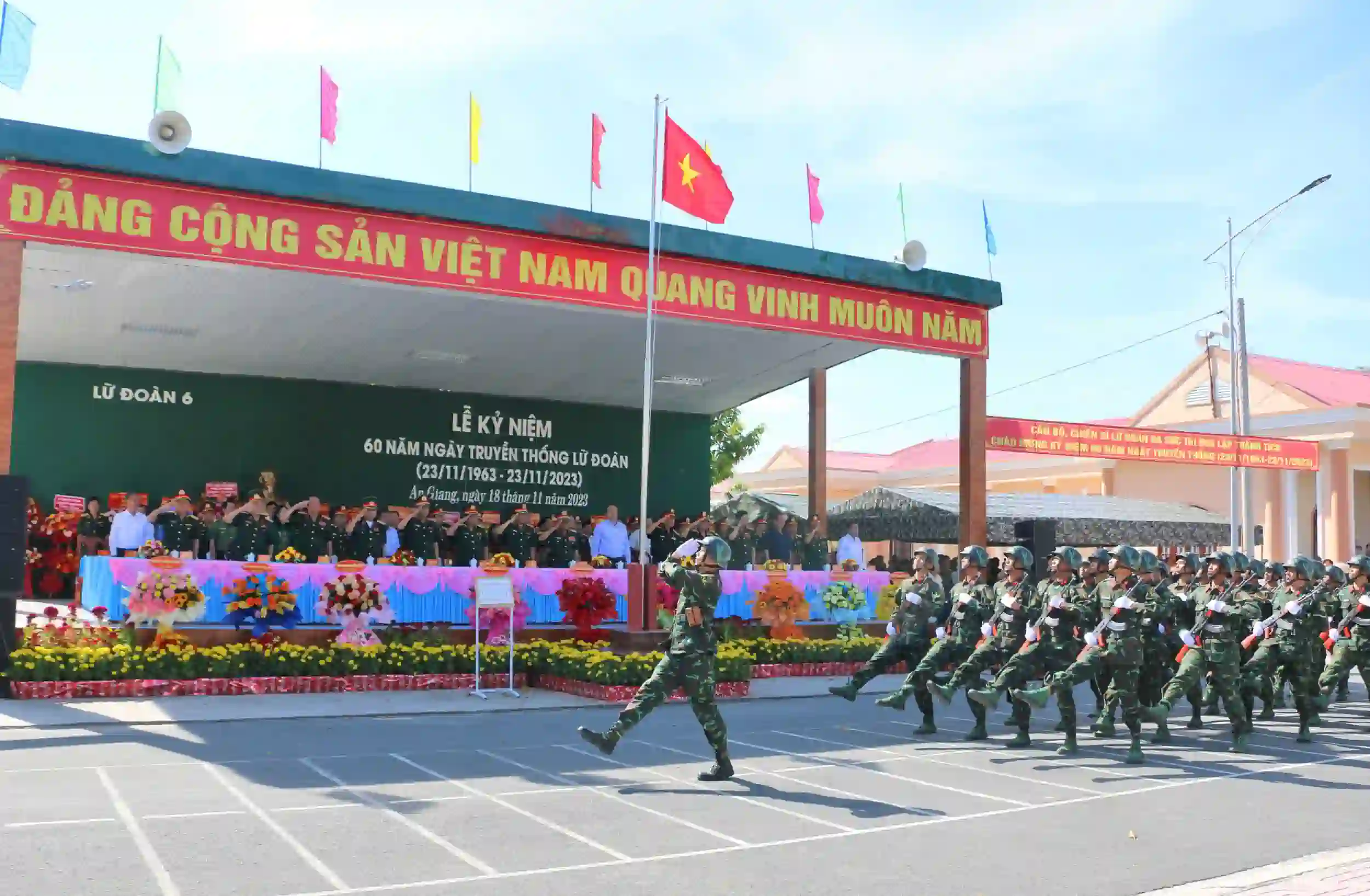 Các lực lượng thuộc Lữ đoàn Pháo binh 6 (Quân khu 9) thực hiện nghi thức duyệt đội ngũ tại lễ kỷ niệm.
