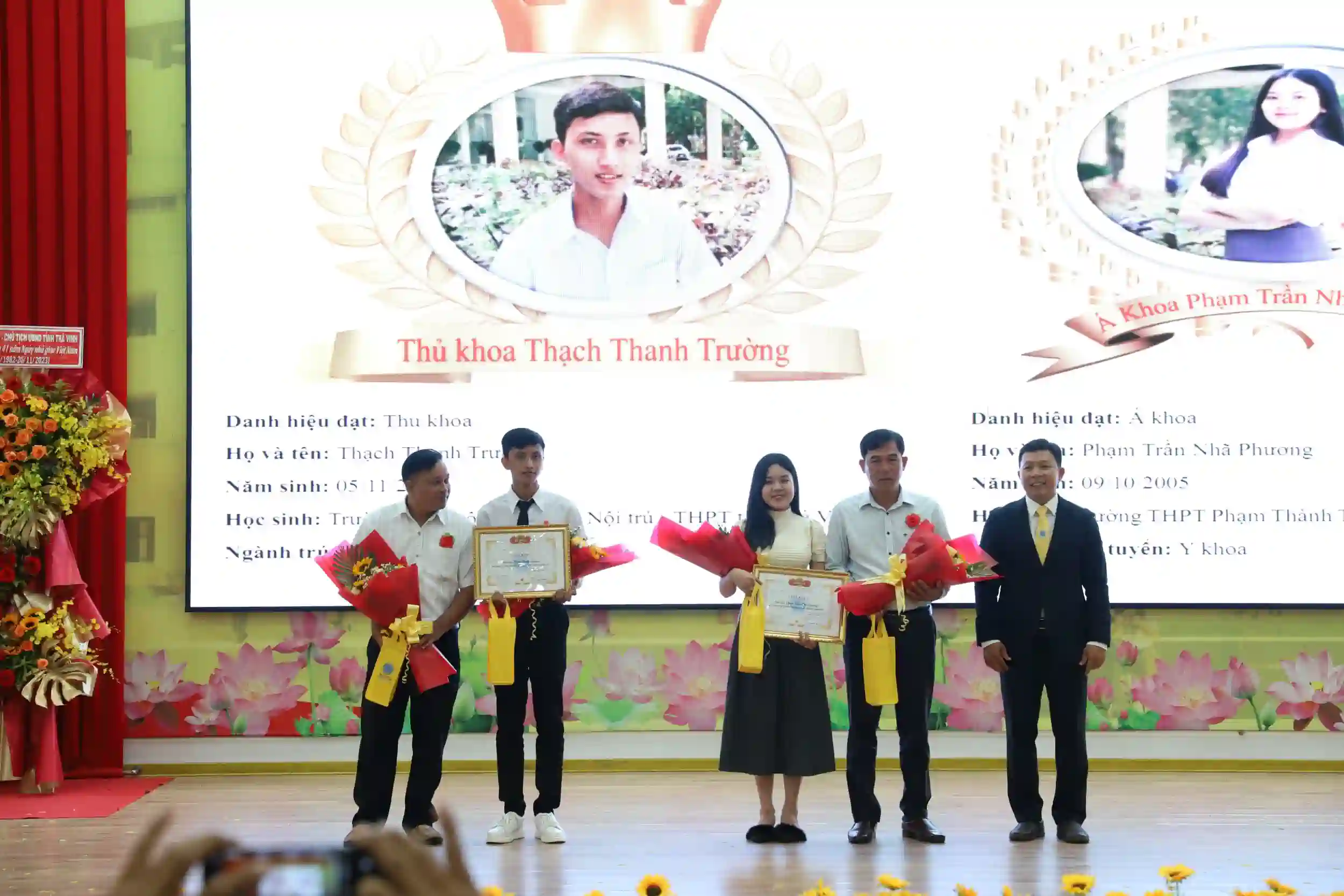 PGS.TS Nguyễn Minh Hòa, Hiệu trưởng Trường ĐH Trà Vinh, trao giấy khen và phần thưởng cho tân Thủ khoa, tân Á khoa và gia đình.