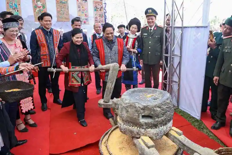 Thủ tướng Phạm Minh Chính chung vui với bà con dân tộc tỉnh Lai Châu. Ảnh: VGP/Nhật Bắc