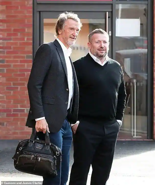 Tỉ phú Ratcliffe (trái) và cựu CEO Man United, Arnold.  Ảnh: Getty Images