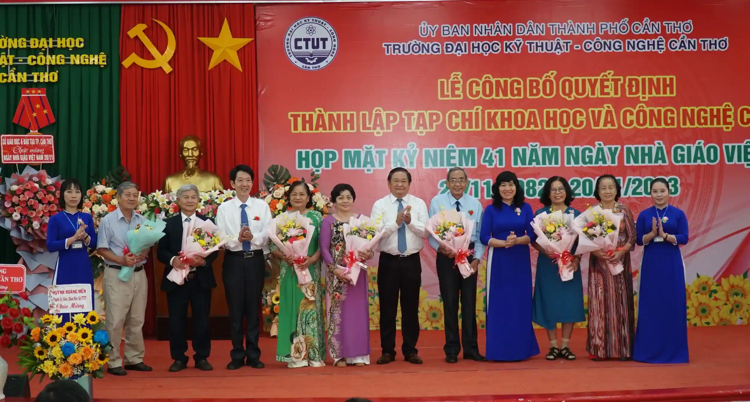 Ban Giám hiệu CTUT tặng hoa tri ân các thầy giáo, cô giáo nguyên cán bộ lãnh đạo nhà trường, nhân dịp kỷ niệm Ngày Nhà giáo Việt Nam