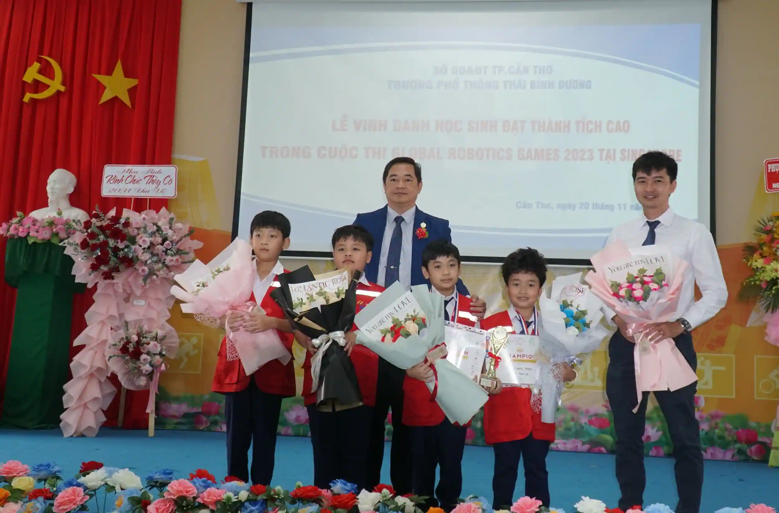 Ông Nguyễn Thanh Thống (phải), Giám đốc Trường Phổ thông Thái Bình Dương, khen thưởng các học sinh đạt thành tích cao trong Cuộc thi Global Robotics Games 2023 tại Singapore. Ảnh: B.NG