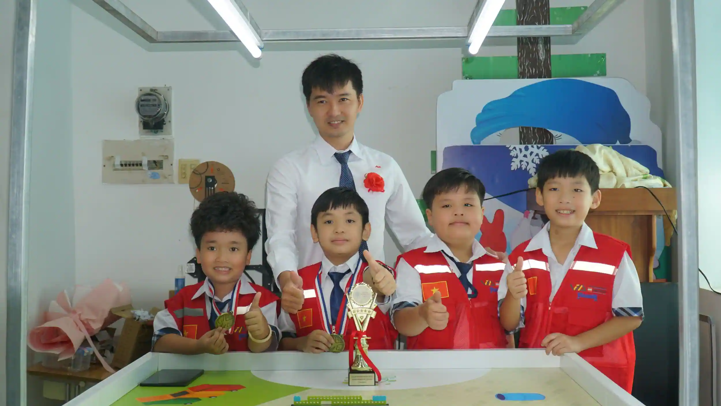 Huấn luyện viên và các em học sinh vừa đạt thành tích cao trong Cuộc thi Global Robotics Games 2023 tại Singapore. Ảnh: B.NG