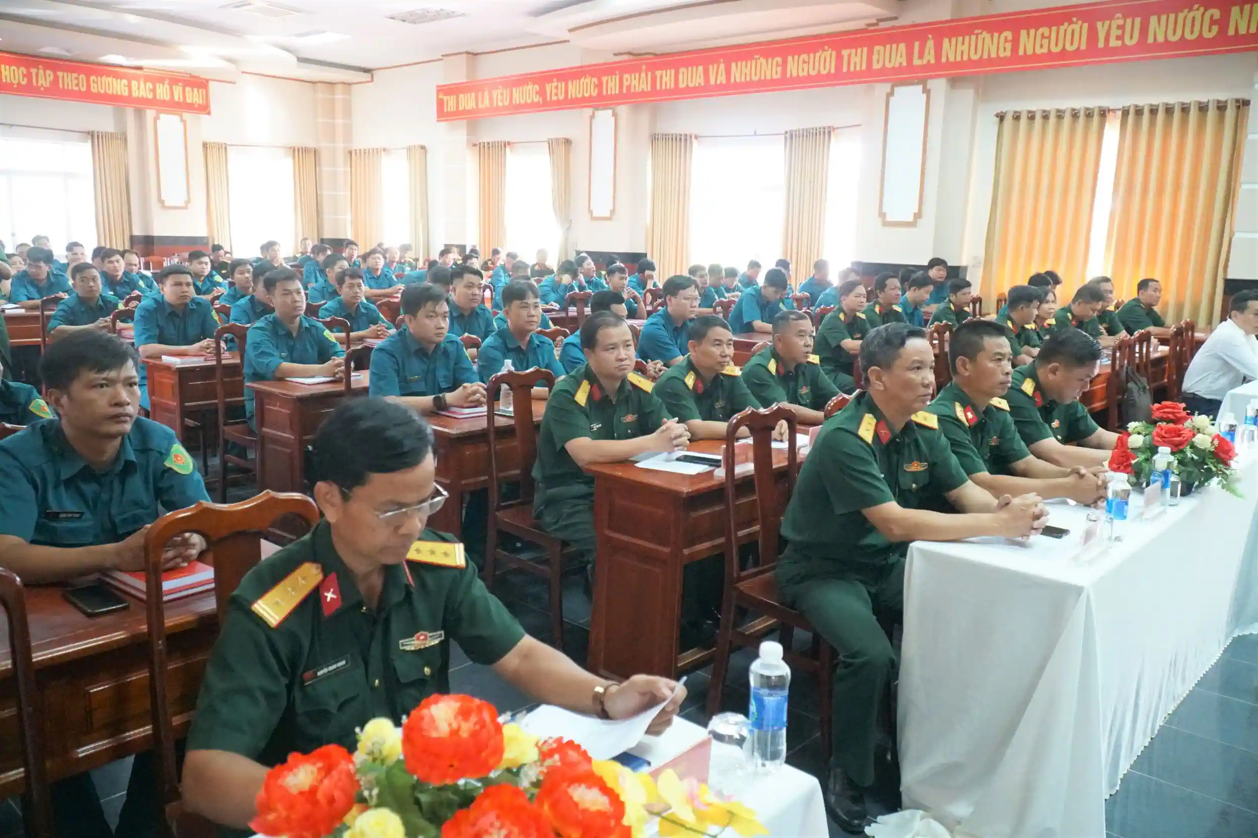 Các cán bộ, chiến sĩ lực lượng vũ trang TP Cần Thơ tham dự lớp bồi dưỡng kiến thức về dân tộc.
