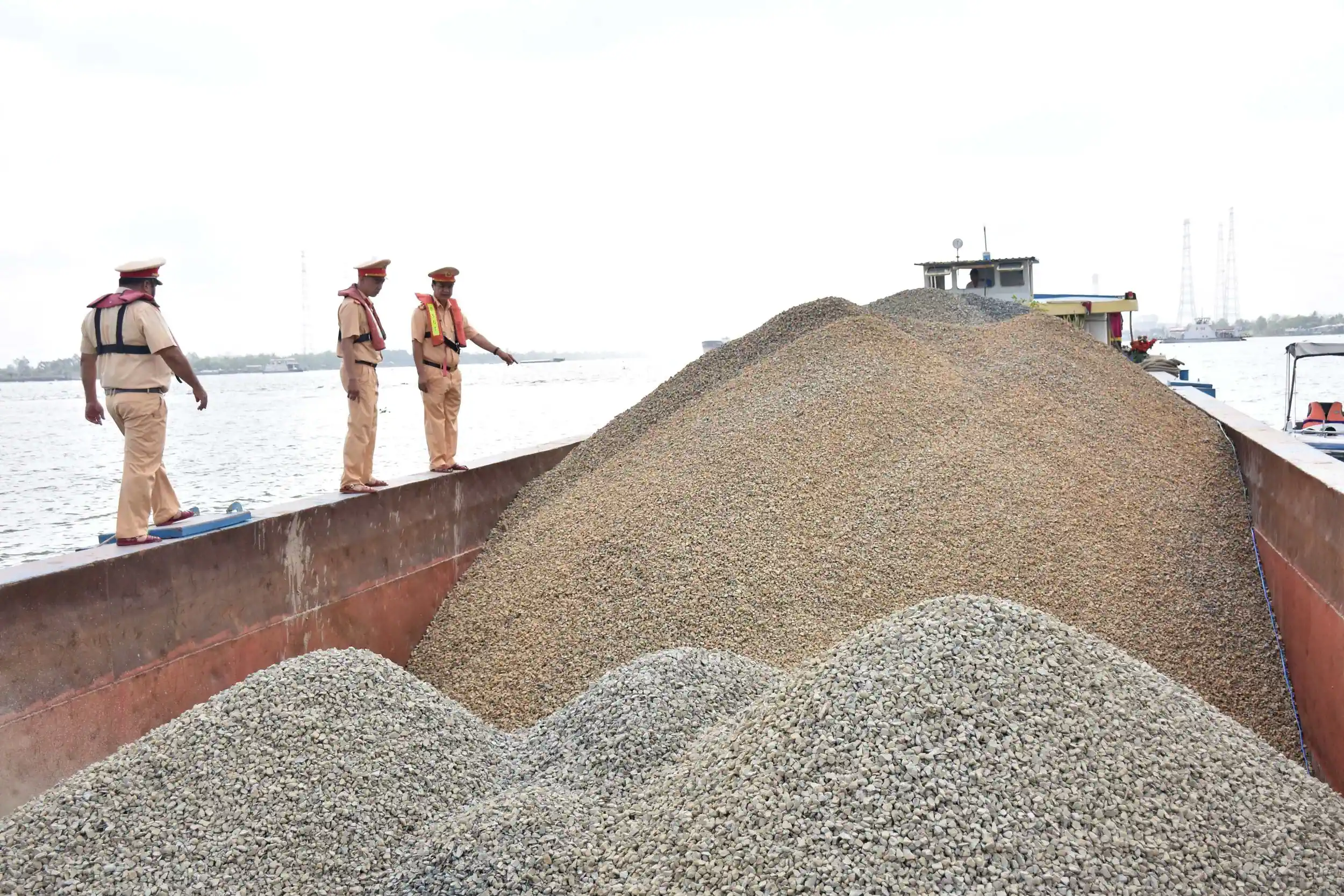 Lực lượng Cảnh sát Phòng PC08B Công an TP Cần Thơ kiểm tra hoạt động vận chuyển, khai thác cát trên tuyến sông Hậu.