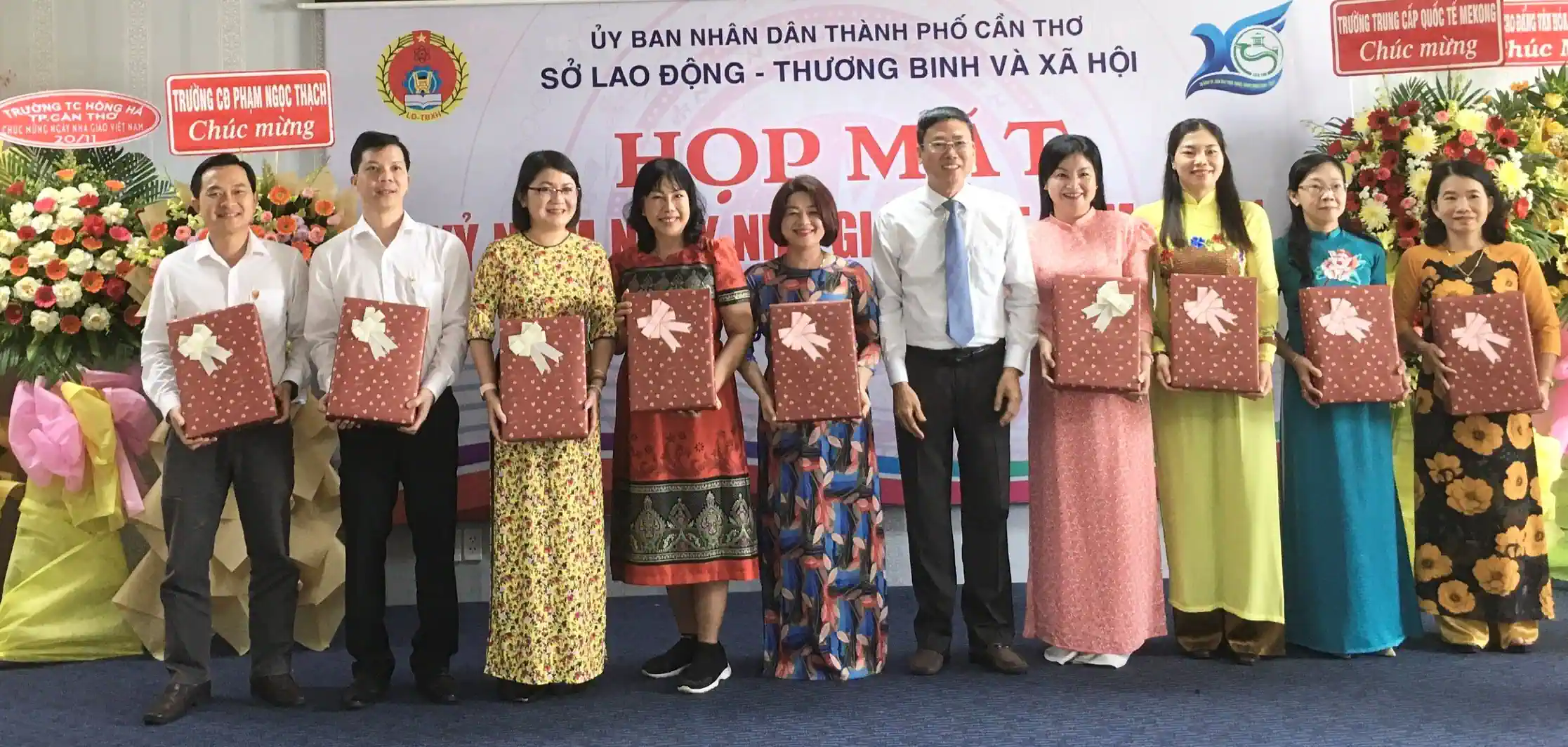 Lãnh đạo Sở LĐ-TB&XH thành phố tặng quà tri ân các đại biểu dự họp mặt.