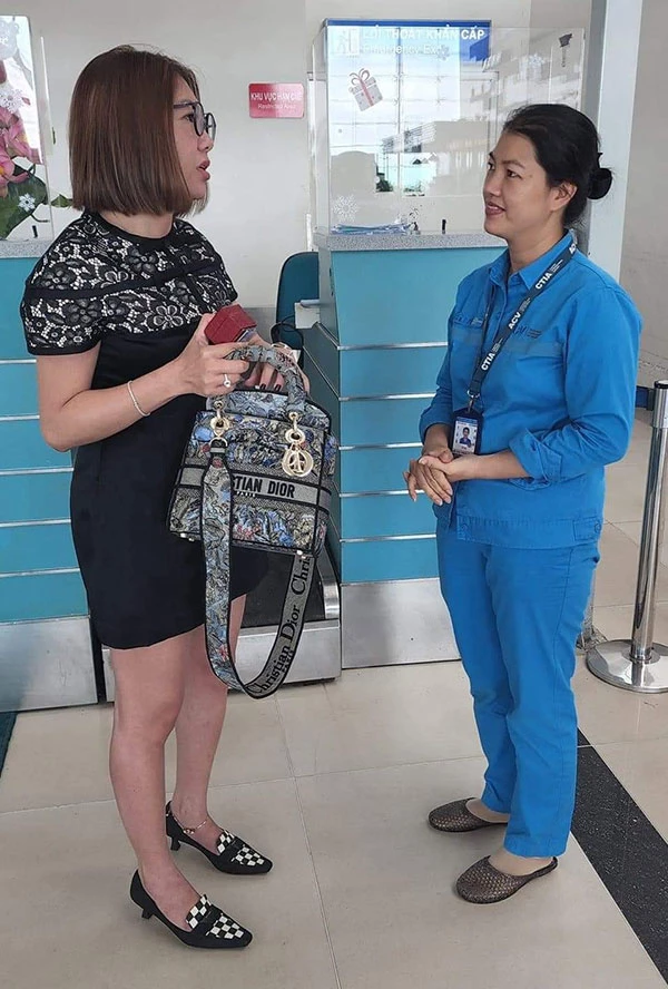 Nhân viên Cảng Hàng không Quốc tế Cần Thơ trao trả lại viên kim cương hơn nửa tỉ đồng cho khách hàng